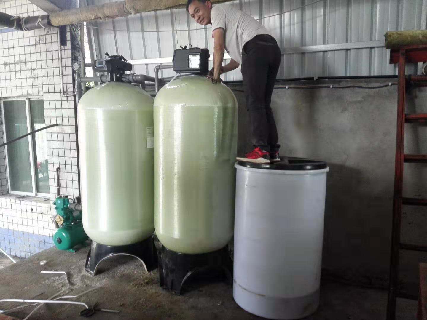 遵义茅台镇红土地酒坊锅炉用水过滤+软化水设备安装完毕